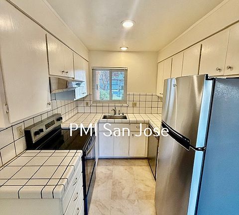 1648 Brookvale Dr - Kitchen_12152025