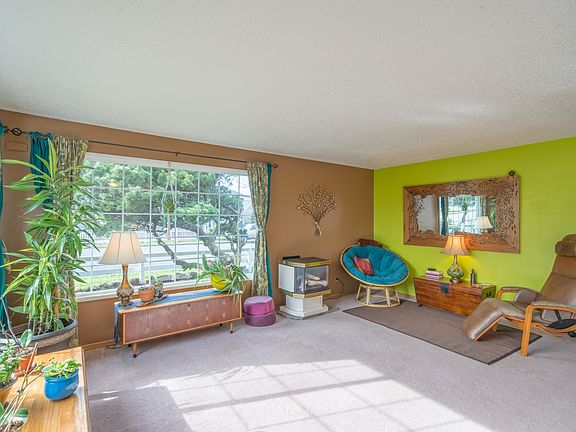 Living room w/gas stove