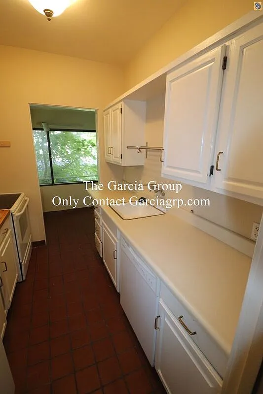 2 bed, 1.0 bath, 900 sqft, $1,695 — Photo 4