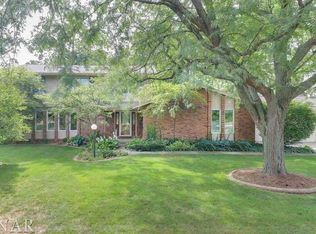 5 Canterbury Ct, Bloomington, IL 61701