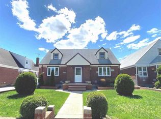 8222 258th St, Glen Oaks, NY