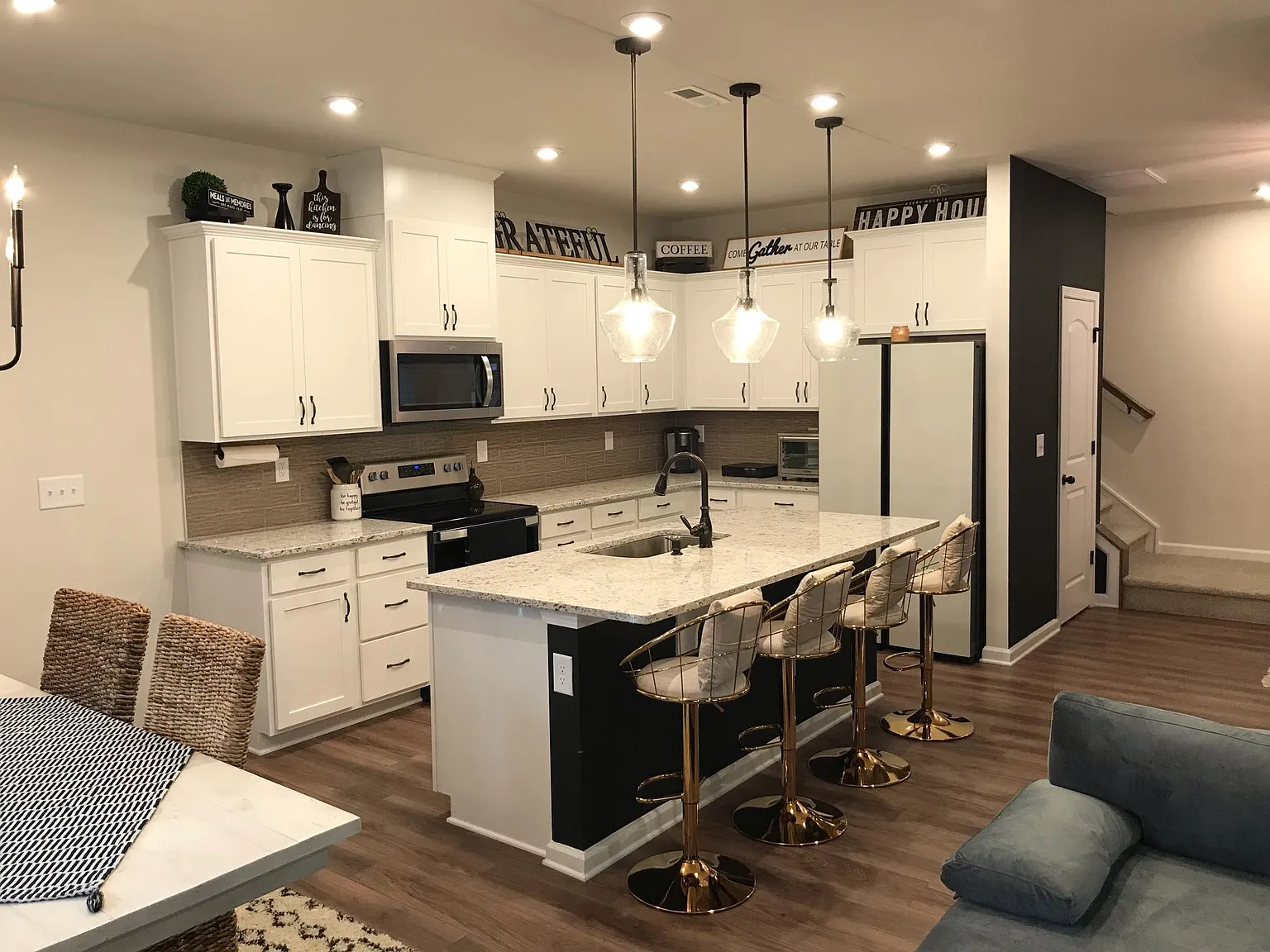 3 bed, 2.5 bath, 1837 sqft, $3,200 — Photo 1
