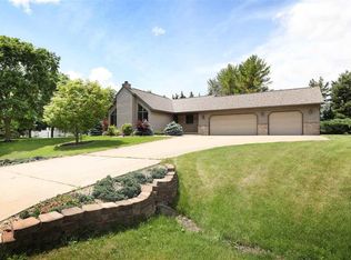 N1433 Westgreen Dr, Greenville, WI 54942