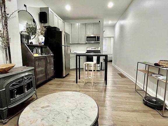 5th image of 2006 E Monmouth St Floor 1