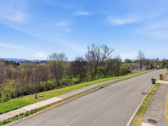 3rd image of 828 Brookshire Blvd