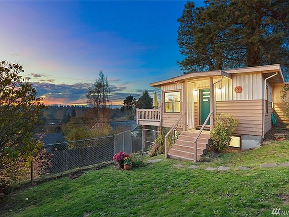 1940s Mid-century home with breathtaking territorial, Puget Sound and Olympic Mountain views!