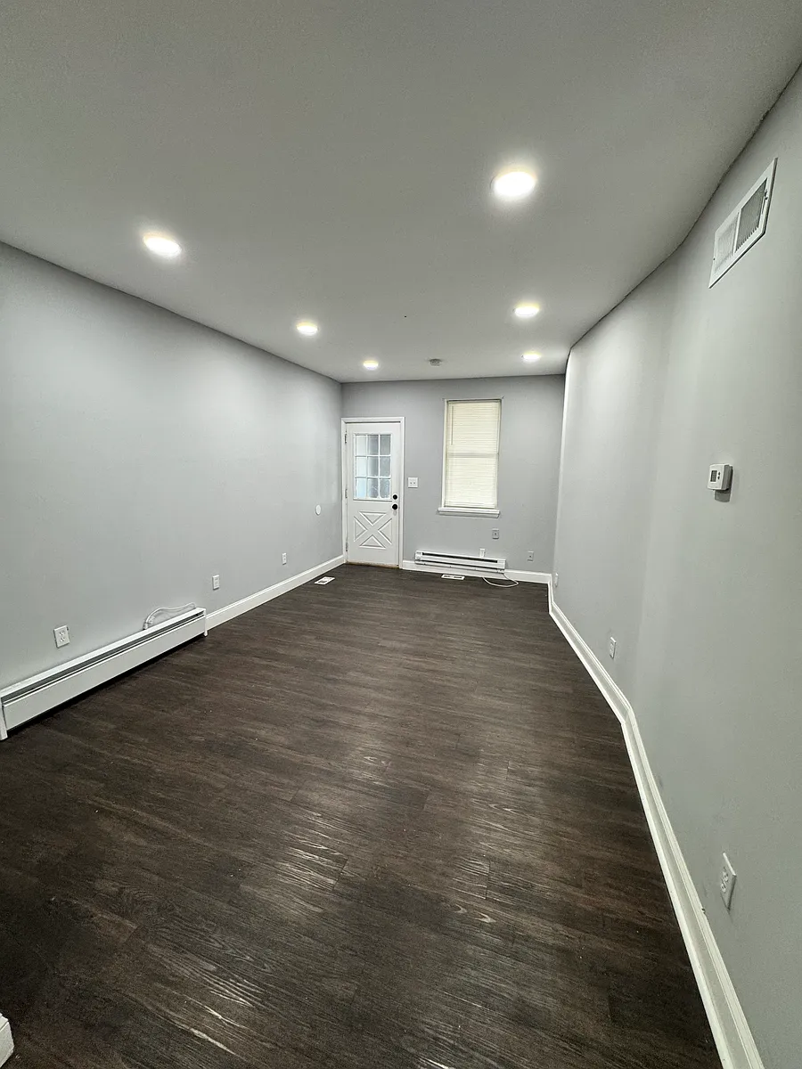 Building Photo - 1640 W 4th St #1