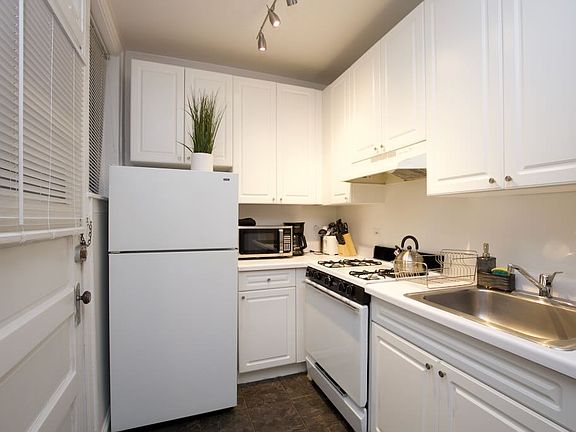 2nd image of 626 W Stratford Pl #E3