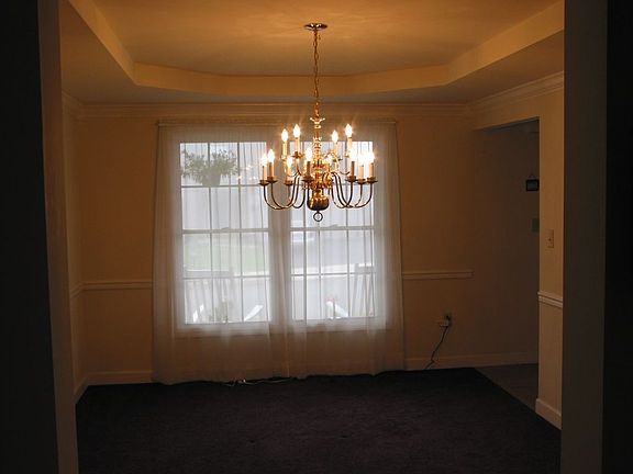 Formal Dining Room w/tray ceiling