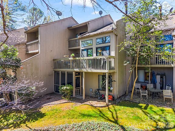 5th image of 133 Pine Grove Cir