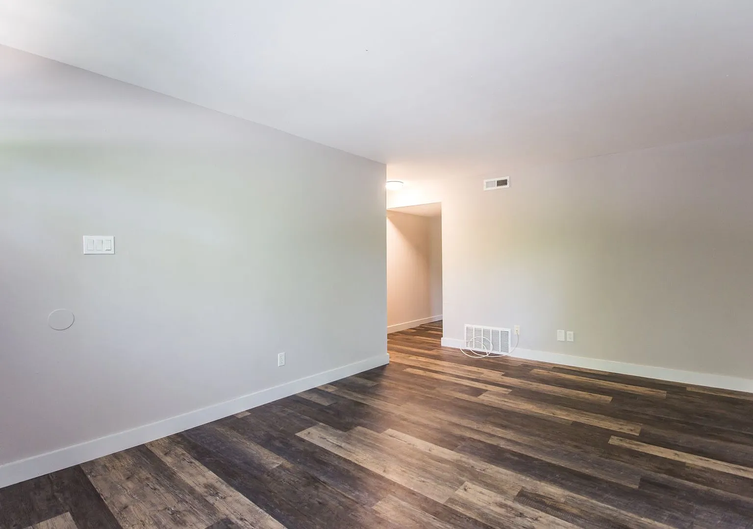 Pet friendly renovated two bedroom — Photo 4