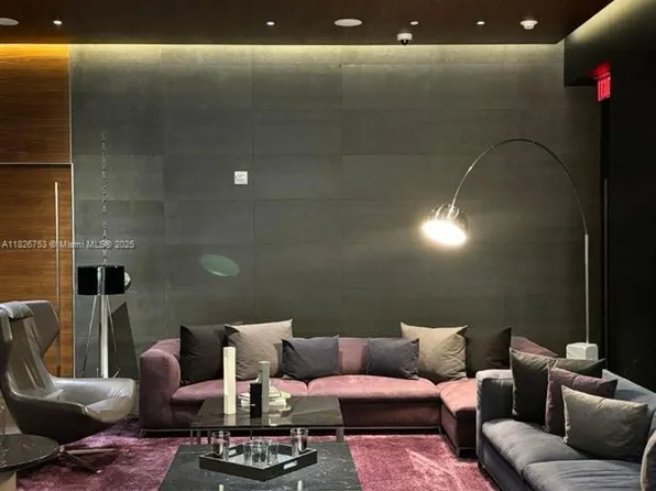 68 SE 6th St #2804, Miami, FL 33130