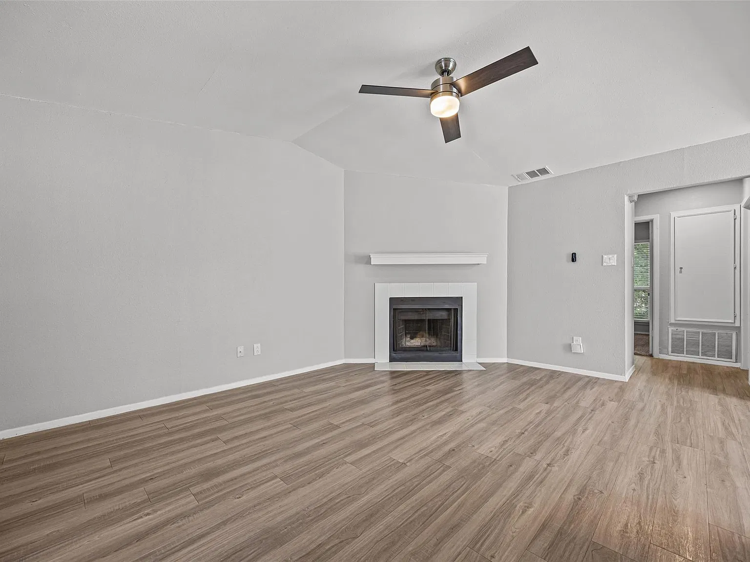 2 bed, 1.0 bath, 796 sqft, $1,000 — Photo 3