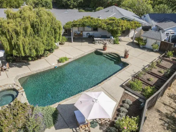 135 Meadowood Dr, Portola Valley, CA 94028