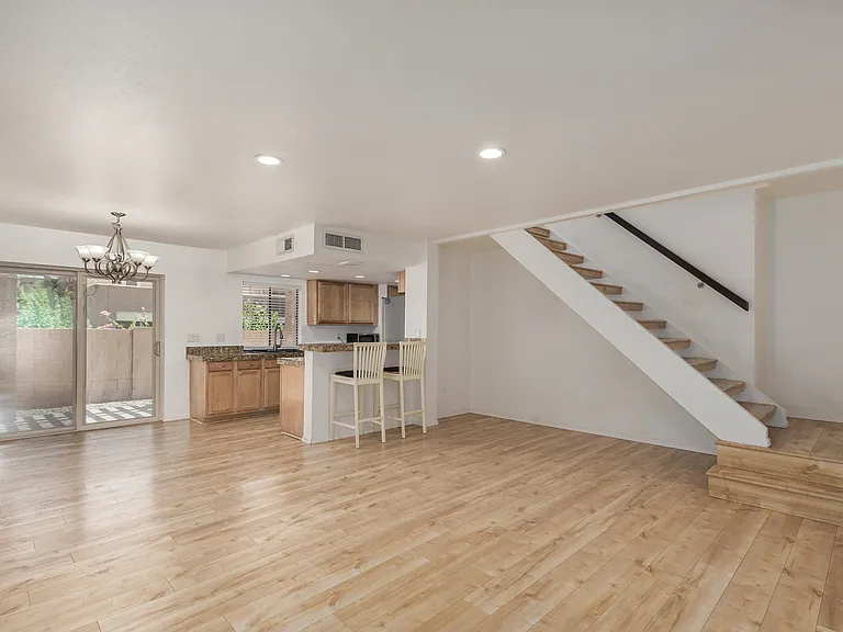 731 E North Ln — Photo 9