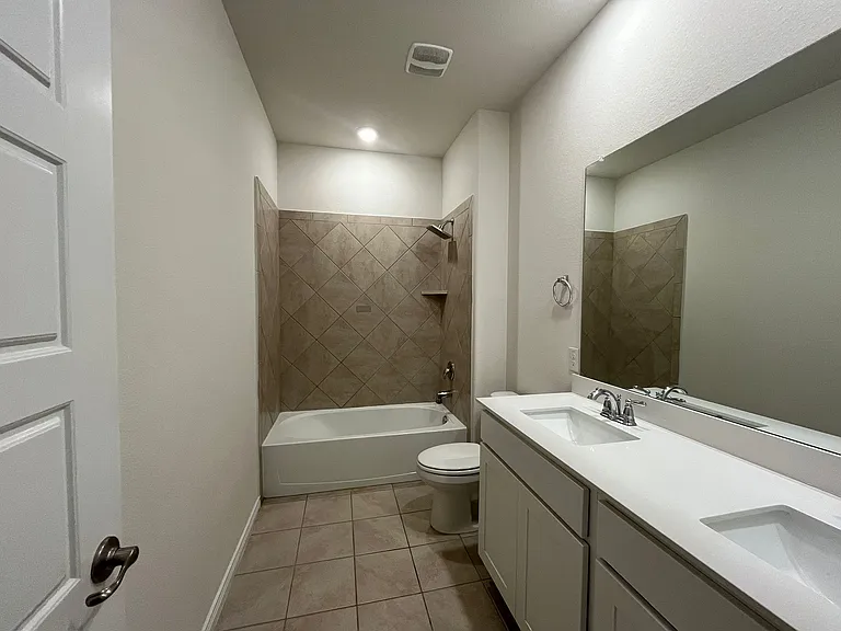 1601 Princeton Dr — Photo 6