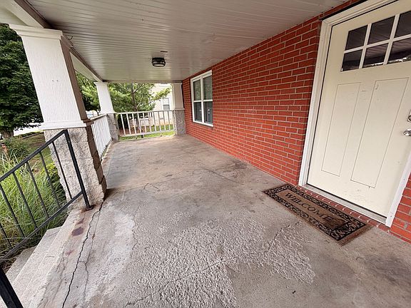 2nd image of 1024 E Walnut St #1