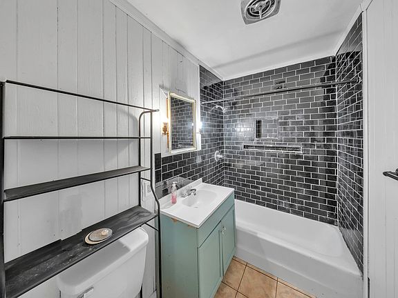 3rd image of 641 SW Horry Ave