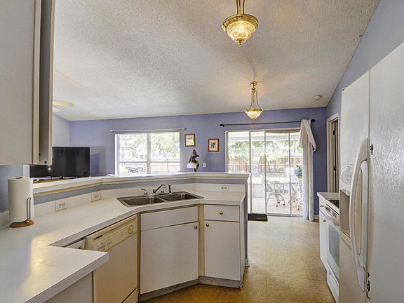 5th image of 853 SE Cavern Ave
