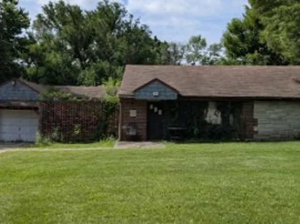 1011 NE Lindberg Dr, Kansas City, MO 64118