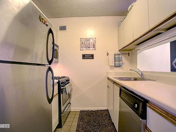 3rd image of 30 W 61st St APT 21E