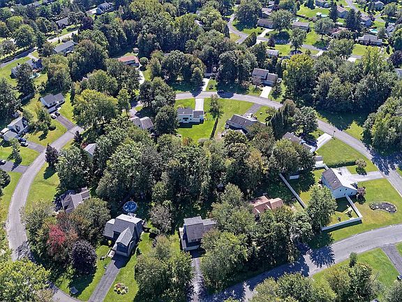 3rd image of 35 Birch Glen Dr