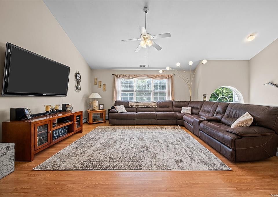 1st image of 9 Gateway Ct #3
