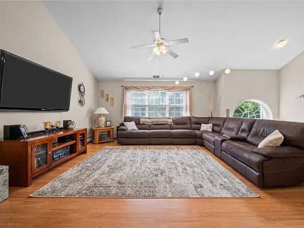 9 Gateway Ct #3, Centereach, NY 11720