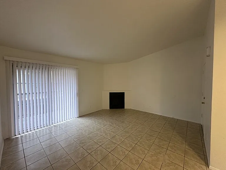 1559 W Mercer Ln — Photo 3