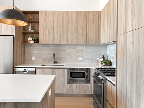 5th image of 522 N Western Ave #401