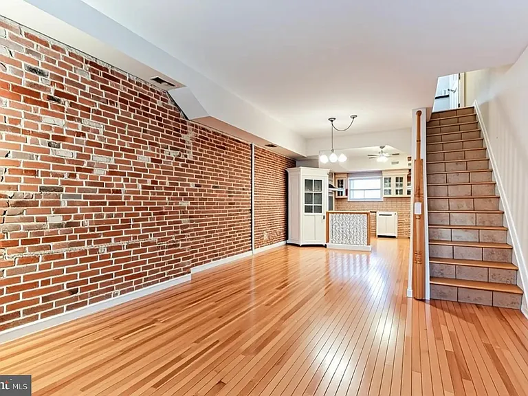 814 S Clinton St — Photo 4