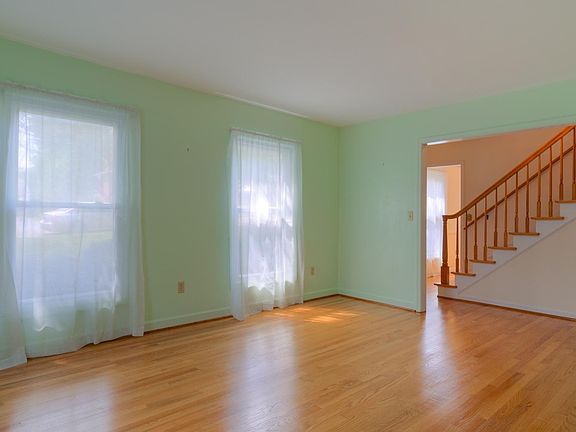 4th image of 425 Stonegate Dr