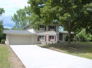 5586 Castleton Dr, West Bloomfield, MI 48322