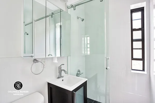 Rented by Coldwell Banker Warburg | media 11