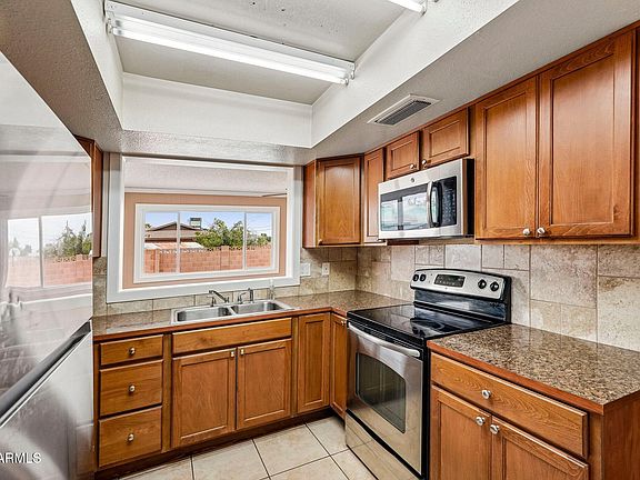 3rd image of 1902 W TOPEKA Drive