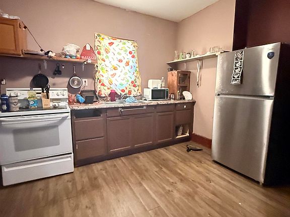 5th image of 561 Roxbury St