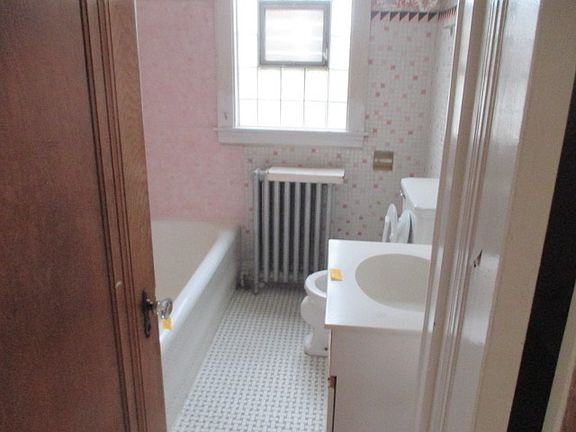 5th image of 1638 Clarence Ave