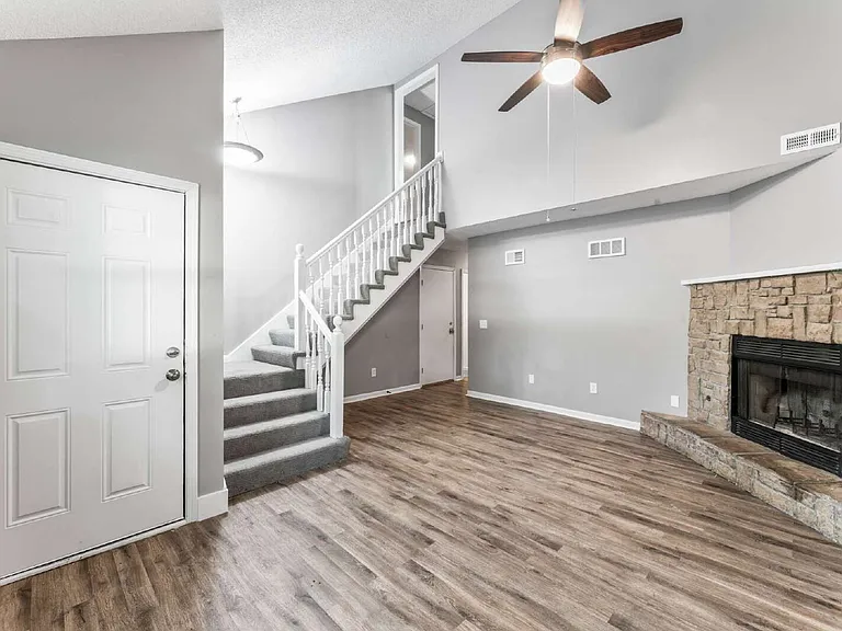 1322 N Harvey Dr — Photo 3