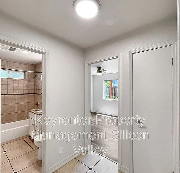 923 Ravenscourt Ave #1 — Photo 9
