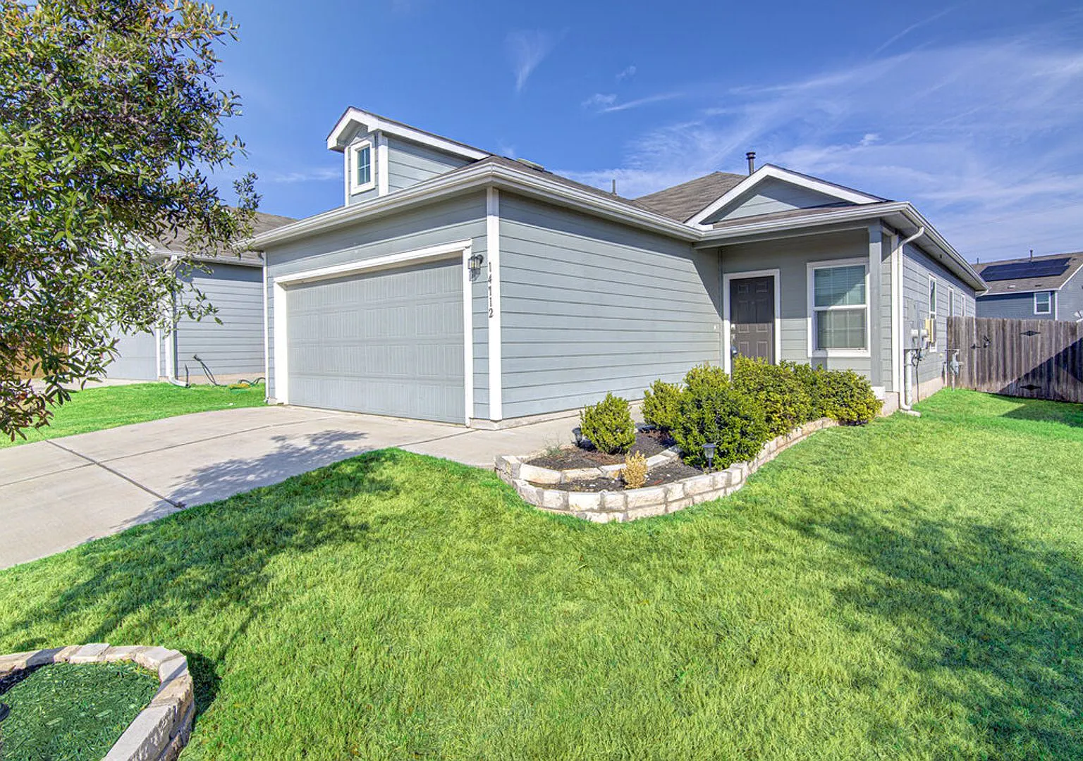 Charming 3 Bedroom Home with Spacious Fenced Backyard & Community Pool in Pflugerville! — Photo 2