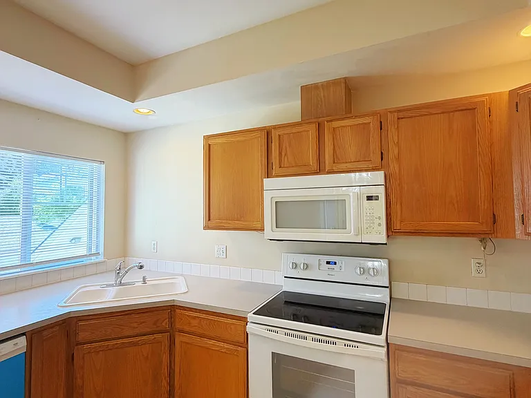 4704 Mill Pond Dr SE — Photo 2