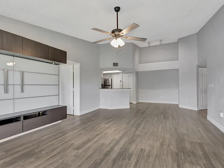 600 Crestwood Ct N #609 — Photo 2