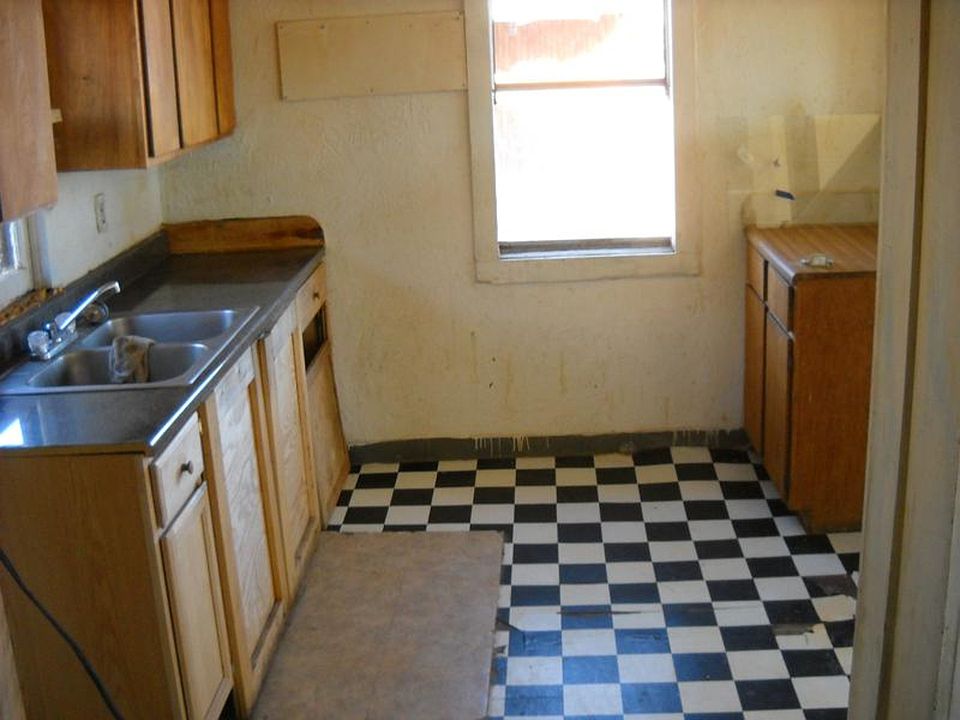 2nd image of 101 N Lamar St