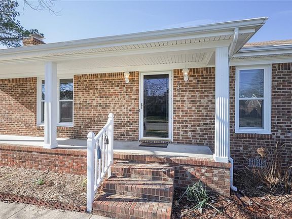 3rd image of 940 Hanbury Ct