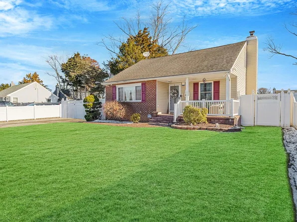 99 Anderson Avenue, North Babylon, NY 11703