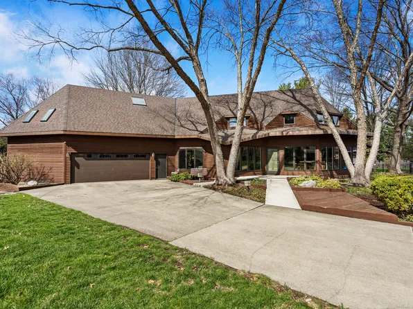 2402 N Nottingham Ct, Champaign, IL 61821