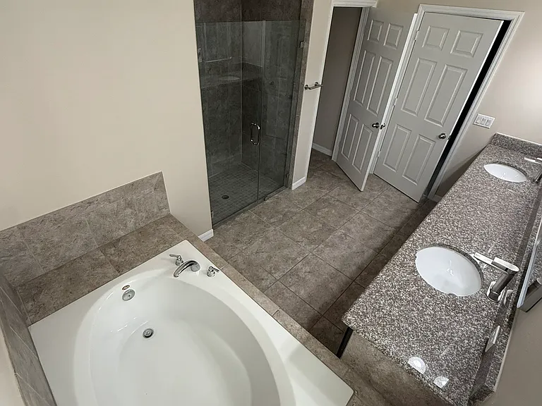 Master bath (Lower Level)