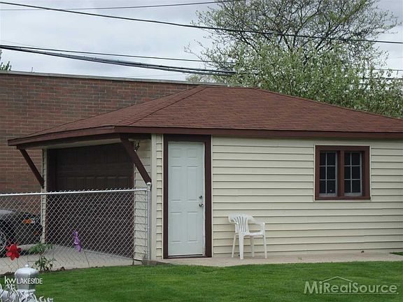 4th image of 25901 Winton St