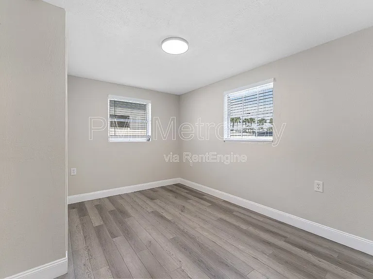 6121 N Falkenburg Rd — Photo 28