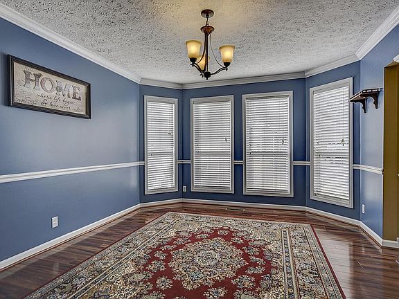 4th image of 225 Holly Ln